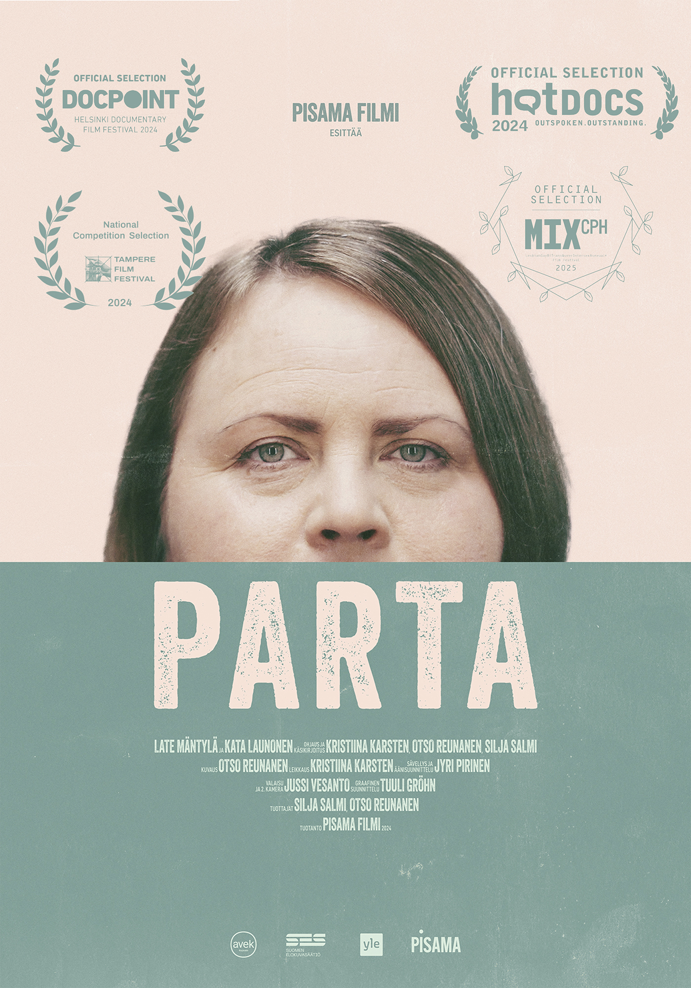 Elokuvan Parta juliste: kasvot vaaleanpunaista taustaa vasten, leuka peitettynä. Elokuvan teksteistä muodostuu henkilölle parta. / Poster for the film Parta: a face against a pale pink ground, the chin covered. The film's credits form a beard on the figure.
